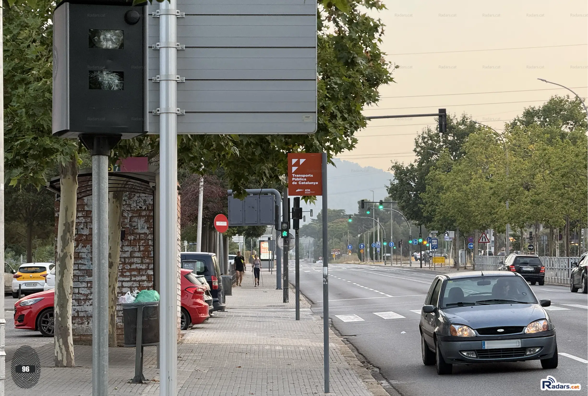 Fotografia frontal del radar de velocitat MultaRadar S580, instal·lat a la Carretera de Matadepera de Terrassa.