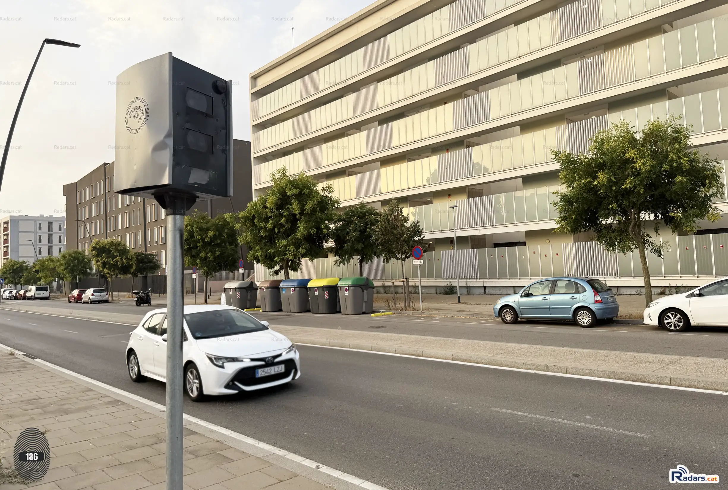 Foto lateral del radar de velocitat Multaradar C situat a la carretera de Rellinars a Terrassa