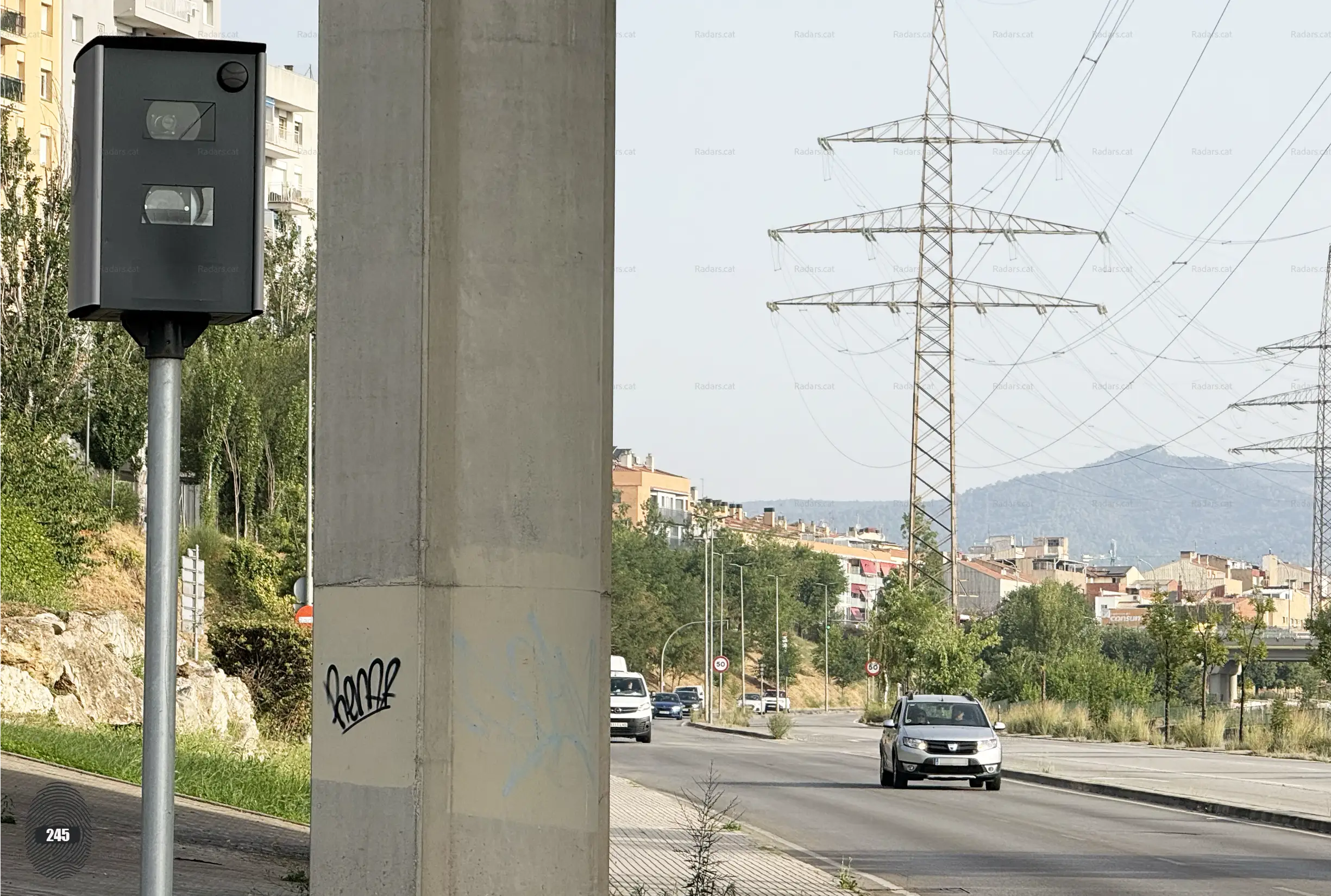 Fotografia Radar Velocitat Multaradar C Terrassa Avinguda del Vallès 181 - Primer pla frontal amb la via