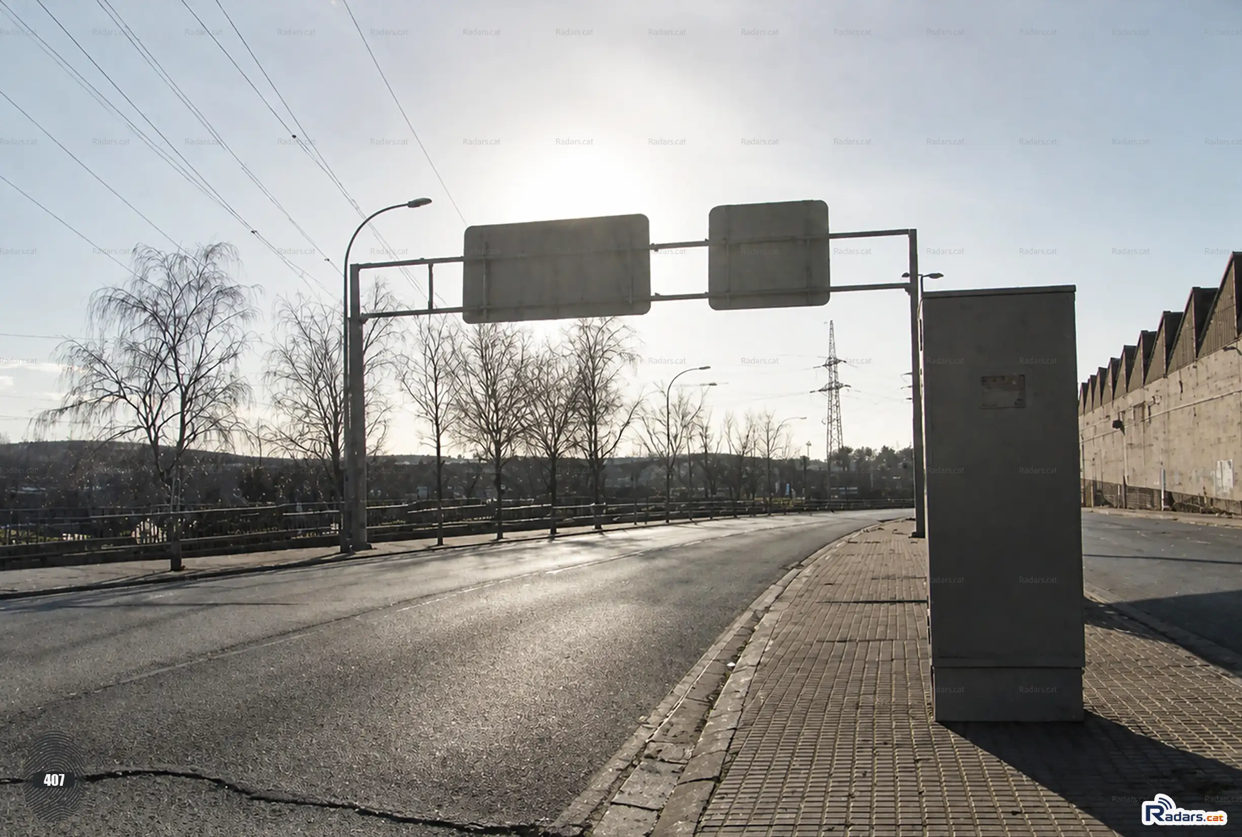 Radar Velocitat Terrassa Multanova Avinguda del Valles 181 - Primer pla frontal amb la via